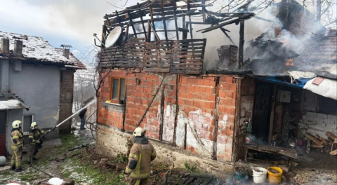 Bursa'da tek katlı ev küle döndü