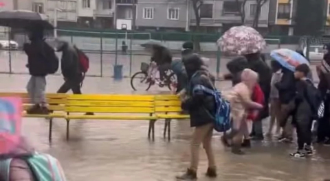 Bursa'da sel ve fırtınada mahsur kalan öğrenciler için banklardan köprü