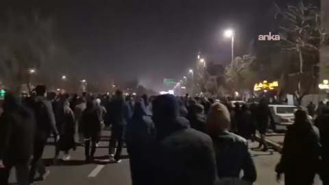 İran'da protestolar büyüyor: Ülke genelinde internet kısıtlandı