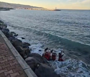 Bursa'da elektrikli motosiklet denize uçtu