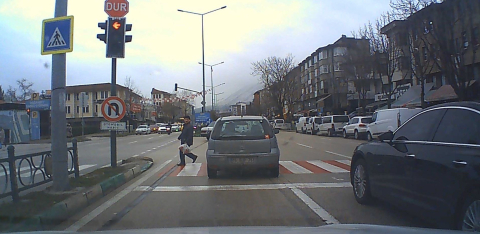 Bursa’da ışıklarda tehlikeli ihlal: Yaya son anda kurtuldu