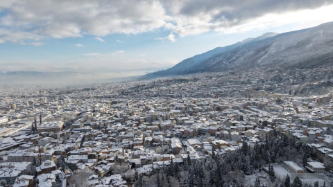 Bursa'da kar yağışı sonrası Uludağ'ın eteklerinde kartpostallık görüntüler