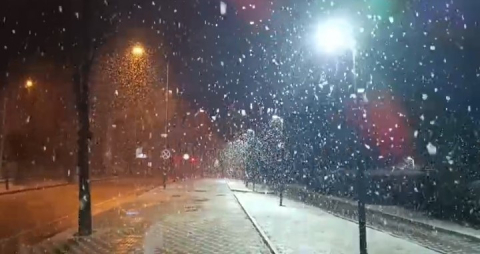 Bursa güne karla uyandı