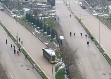 İnegöl’de kar topu gerginliği: Otobüs şoförü çocukları sopayla kovaladı