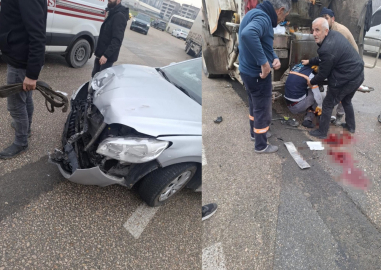 Bursa'da otomobil çöp kamyonuna çarptı, araç arasında kalan işçi hayatını kaybetti