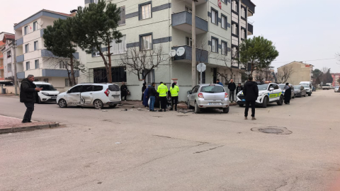 İnegöl’de kontrolsüz kavşakta kaza: Anne ve kızı yaralandı