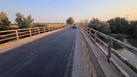 Karacabey'de beşik gibi sallanan köprü için yıkım kararı