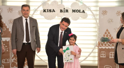 Çocukların karnelerini başkan Erkan Aydın verdi