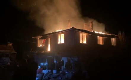 Orhaneli'de yangın paniği: Eski muhtarın evi küle döndü