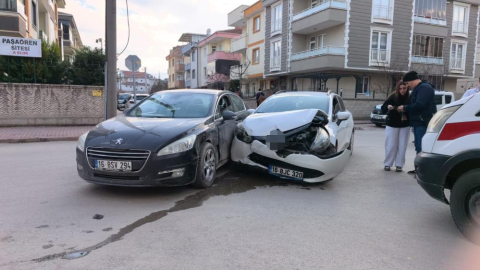 İnegöl'de otomobiller çarpıştı: 3 yaralı