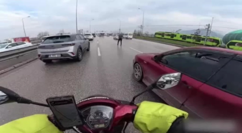 Bursa'da sürücülerden uçan tekmeli kavga