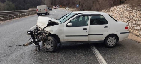 Bursa'da otomobil bariyerlere çarptı: 3 yaralı