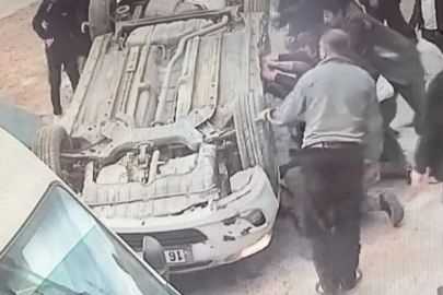 Bursa'da ehliyetsiz genç sürücü park halindeki araçlara çarptı: 4 gencin durumu kritik