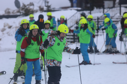"1000 Çocuk Kayak" projesiyle Bursa'da yüzlerce öğrenci karla buluştu