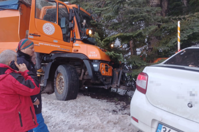 Uludağ yolunda kar küreme aracı otomobille çarpıştı: 2 yaralı