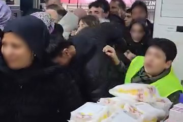 Bursa'da 27. yıl indirimi izdihama dönüştü: Birbirlerini ezdiler