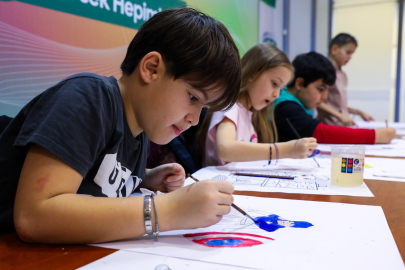 Bursa'da çocuklar bir günlüğüne ressam oldu