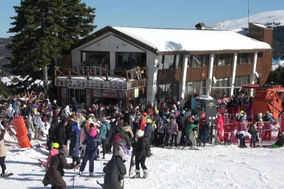 Uludağ'da hafta sonu yoğunluğu: Kar kalınlığı 81 santimetreye ulaştı
