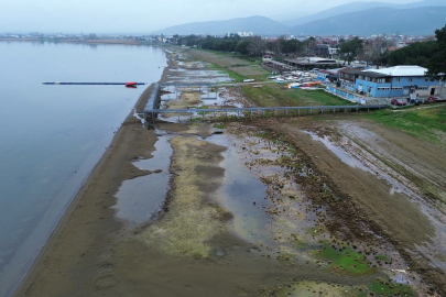 Fabrikalar İznik Gölü'nü felakete sürüklüyor: Göl 200 metre çekildi