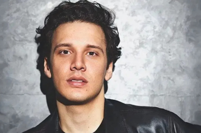 Ünlü şarkıcı Edis hakkında yakalama kararı