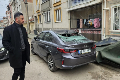 Bursa'da lodosla uçan çatı otomobilin üzerine düştü