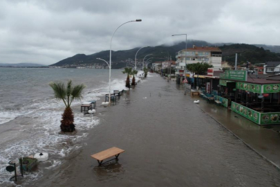 Gemlik'te deniz taştı, sahil yolu sular altında kaldı