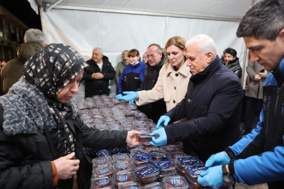 Başkan Bozbey’den Ulu Cami’de ilk teravih sonrası tatlı ikramı