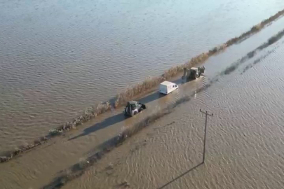 Karacabey’de dere taştı: Yol sular altında, araçta mahsur kaldı