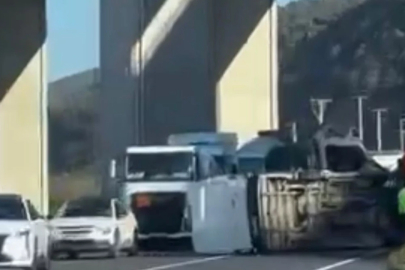 Bursa'da devrilen minibüs, yolun karşısına geçti