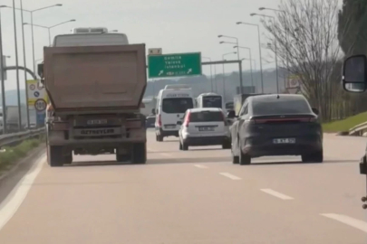 Bursa'da sol şeritte hafriyat kamyonu tehlike saçtı