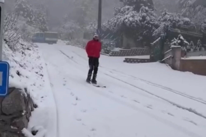 Bursa'da yağan karı fırsata çeviren vatandaş şehir merkezinde kayak yaptı