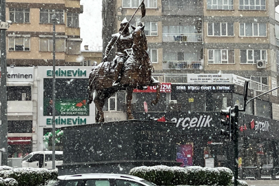 Bursa güne karla uyandı: Uludağ yolu zincirsiz araçlara kapandı