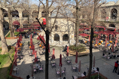 Koza Han'da masa ve sandalyeler geri geldi