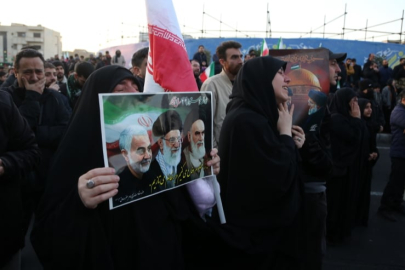 İran'da Hamaney'in ölümünün ardından yüz binler sokakta