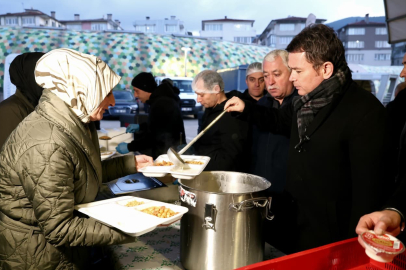 Osmangazi Belediye Başkanı Erkan Aydın, iftar sofrasında yüzlerce kişi ile bir araya geldi