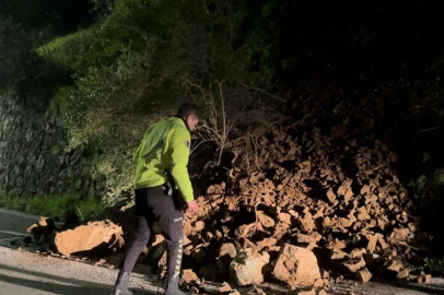 Bursa'da heyelanla düşen kayalar yola savruldu
