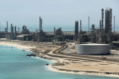 İran Suudi Arabistan'ın en büyük petrol rafinerisini vurdu