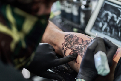 MHP'den 18 yaşından küçüklere dövme ve piercing yapanlara 'kasten yaralama' düzenlemesi teklifi