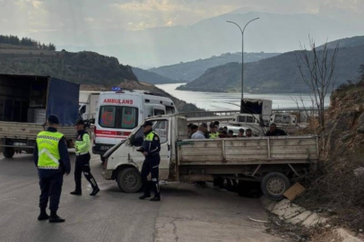 Bursa'da kontrolü kaybeden kamyonet yoldan çıktı