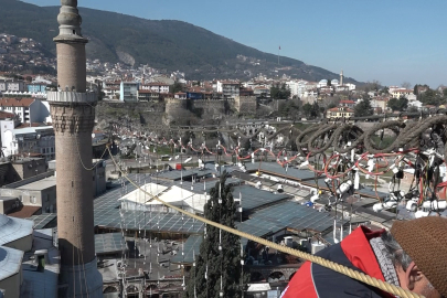 Ulu Cami’de alışılagelmişin dışına çıkıldı: Mahya dağdan ovaya doğru okunacak