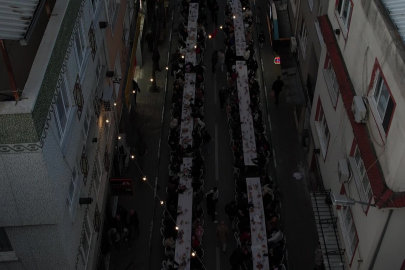 Bursa'da yüzlerce metre uzayan sofrada 4 bin 500 kişi iftar yaptı