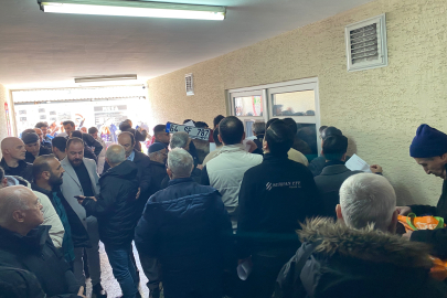 APP plaka cezası kuyruk yaptırdı: Bursa’da Şoförler Odası önünde metrelerce kuyruk oldu