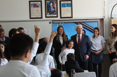 Sınıf başkanının daveti karşılıksız kalmadı: Başkan Bozbey okulu ziyaret etti