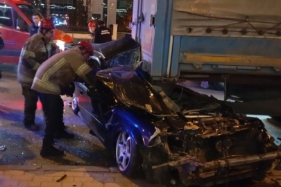 Osmangazi’de feci kaza: Otomobil tırın altına girdi, sürücü ağır yaralandı