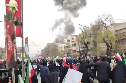 ABD ve İsrail'in saldırılarında 14. gün: Tahran'da miting alanında patlama