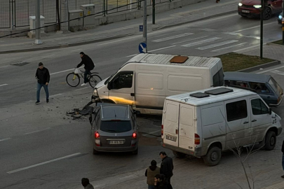 Bursa'da akşam saatlerinde kaza: İki araç çarpıştı