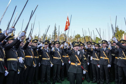 Kılıçlı yemin nedeniyle ihraç edilen teğmen görevine döndü