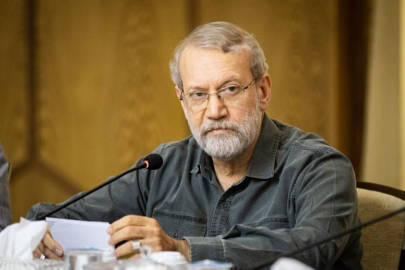 İsrail öldürdüğünü duyurmuştu: Ali Laricani'den el yazılı mesaj