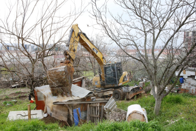 Nilüfer Belediyesi’nden kaçak barakalara yıkım