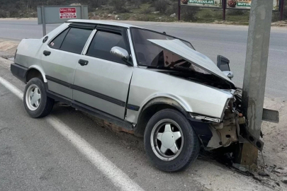 Bursa'da otomobil direğe çarptı, 1 yaralı